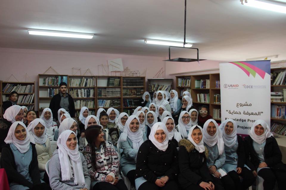 جمعية التنمية في كلية فلسطين الاهلية الجامعية تنظم نشاطات توعوية بالمدارس